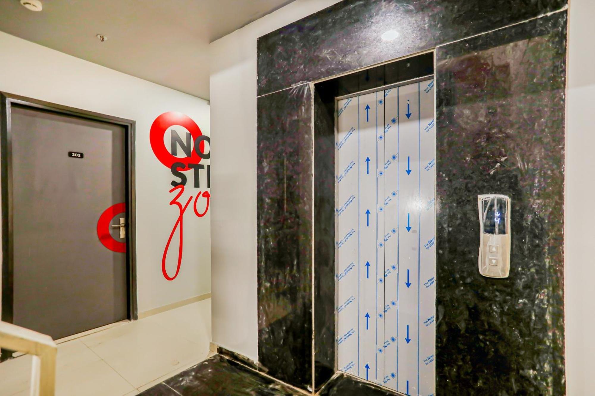 Vaccinated Staff- Collection O 45795 Le Noida Hotel Near Sector 76 Metro Station Esterno foto